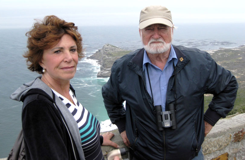 Maria Tereza Jorge Pádua e Marc Dourojeanni diante do mar